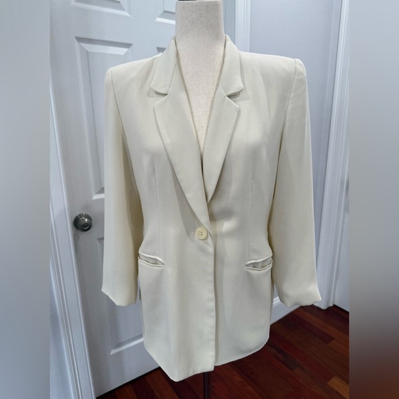 Elegant Cream Women's Blazer - Picture 2 of 7